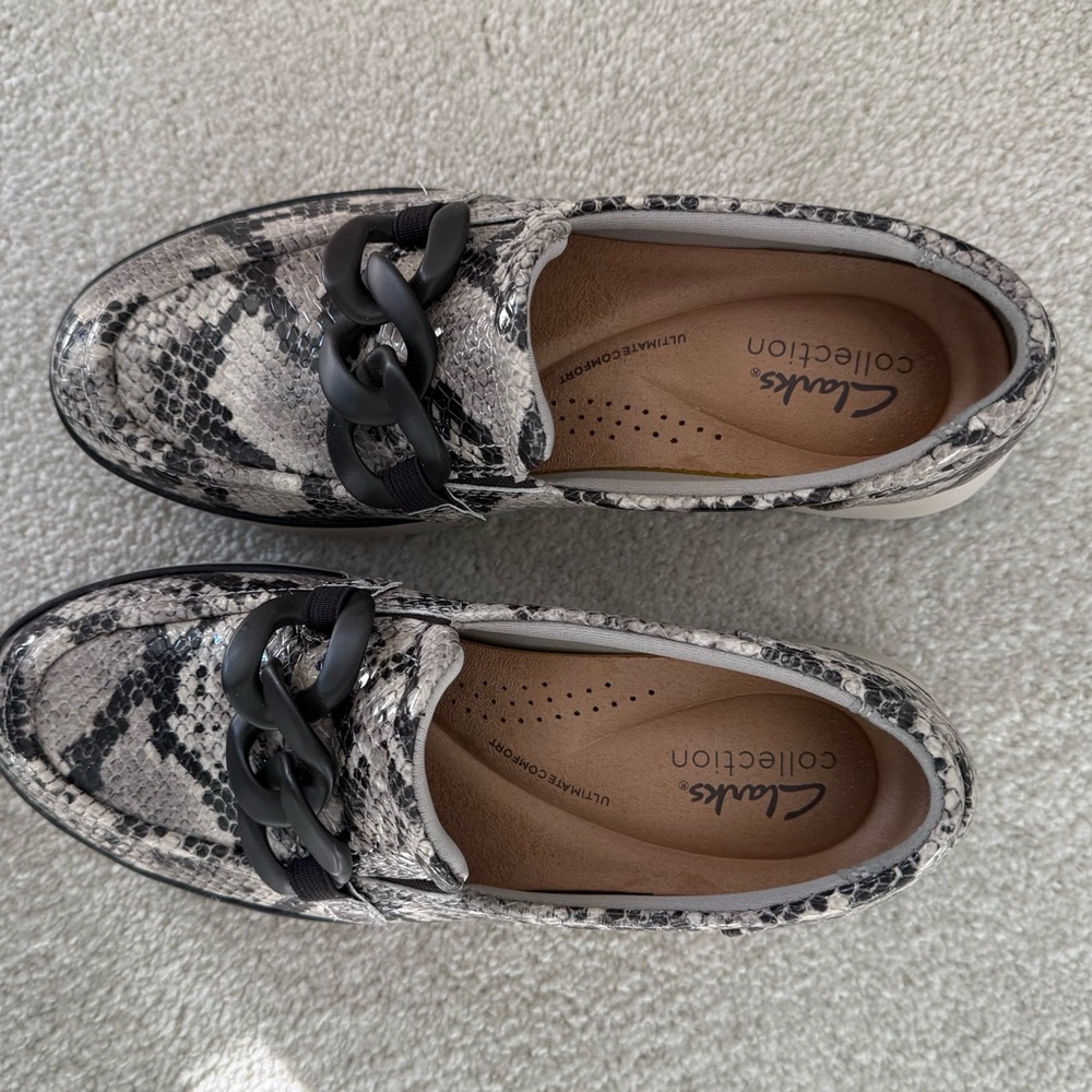 Clarks Snakeskin Pattern Loafers with Black Accent - Picture 2 of 5